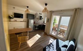 A 50 M De La Plage, Appartement De 35 M2 : Les Pieds Sales